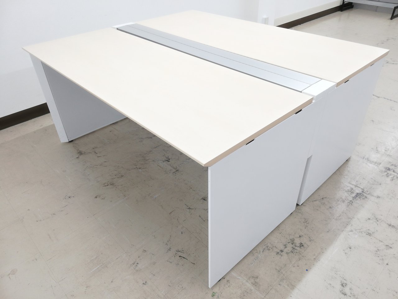 【幅1600mm】■組立簡単！搬入もラクラク■コクヨワークヴィスタ■ナチュラル×ホワイト

                        ワークヴィスタ 
                                    中古
            