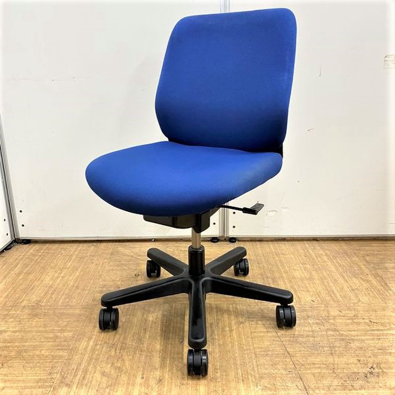 【商品入荷特価！20％オフ！】イトーキ　トルテチェア　ネイビー色【β9】
                        トルテ 
                                    中古
            