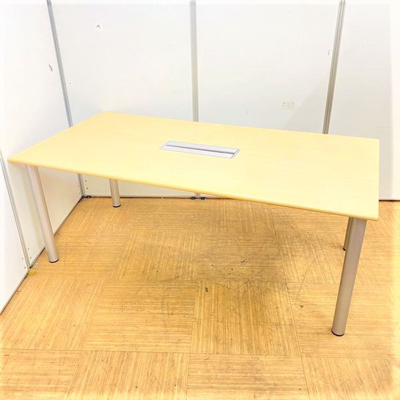 人気のミーティングテーブル入荷！配線ダクト付きタイプなので配線のレイアウトにも柔軟に対応可能
                        コムネットシステム 
                                    中古
            