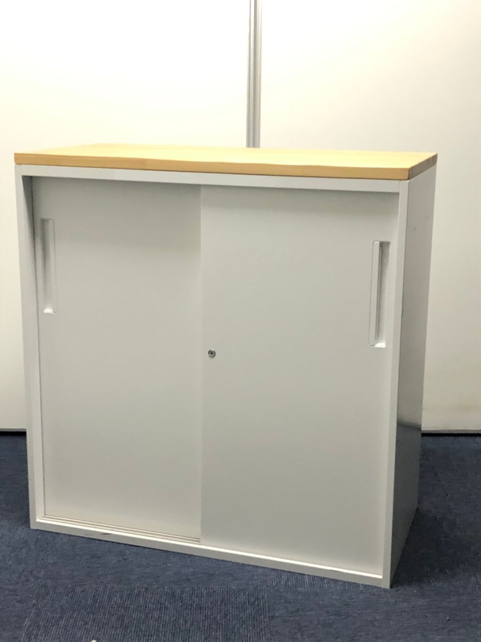 木目天板｜引違書庫｜使用歴2年程度｜天板に擦り傷や凹みのある箇所がございます。
                        HS
                                    中古
            