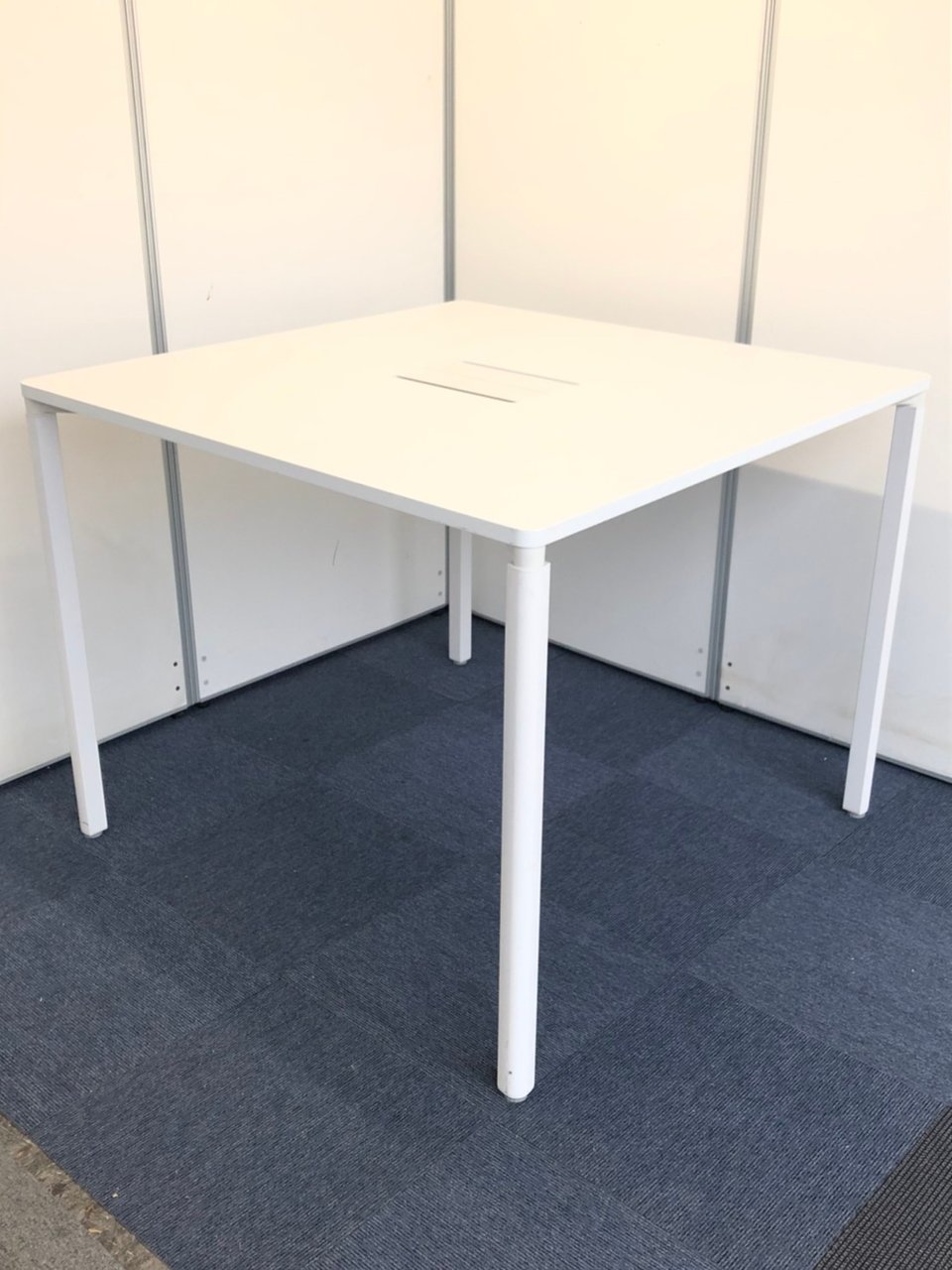 立ち姿勢で作業をするためのハイテーブルです。
                        その他シリーズ
                                    中古
            