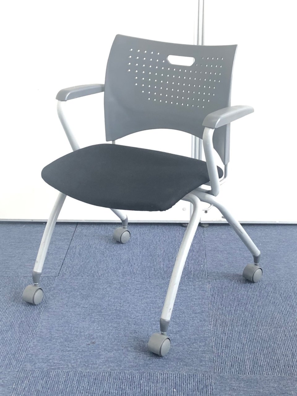 肘付スタッキングチェア
                        1211F
                                    中古
            