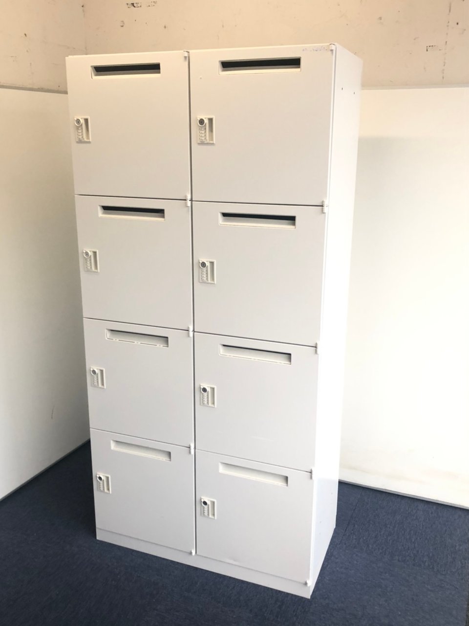 8人用メールロッカー｜棚板付なので、入れた書類と個人の荷物（PC等）が混ざることがありません。

                        その他シリーズ
                                    中古
            