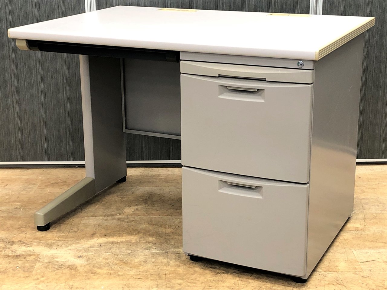 【3台入荷】スタンダードな片袖机！汚れが目立ちにくい【中古】【オフィス家具】【東京】【大阪】【愛知】【岐阜】【長野】【滋賀】
                        CZX 
                                    中古
            