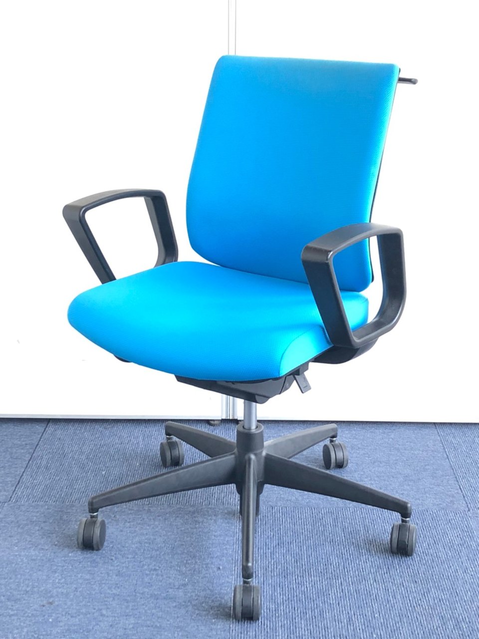 【固定肘】こぶりなハンガー付きチェア。お手頃な価格でワークスペースの拡張時に威力を発揮します。
                        ウィザード2 
                                    中古
            