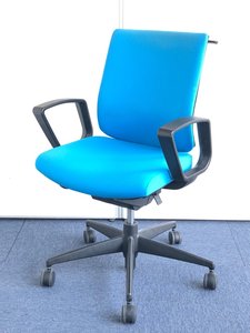 【固定肘】こぶりなハンガー付きチェア。お手頃な価格でワークスペースの拡張時に威力を発揮します。