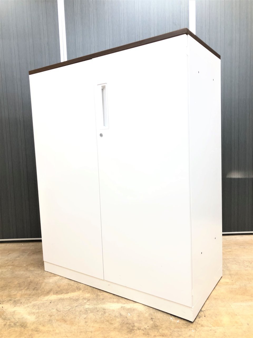 重厚感のあるダークウッドの木目天板となります。
                        エディア 
                                    中古
            