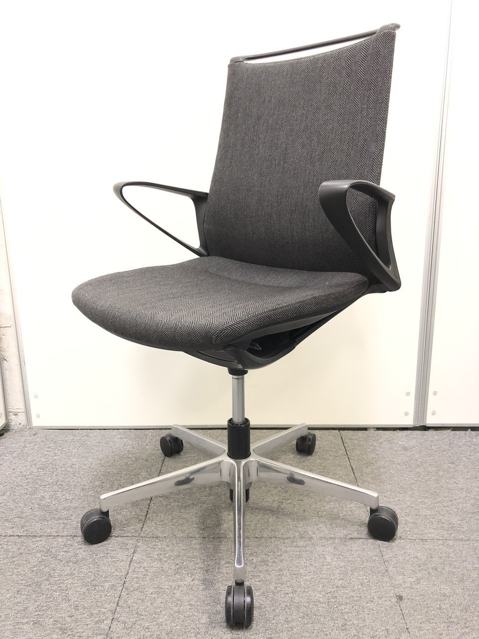 【10脚限定】オカムラ｜モード｜シックな色味とシンプルでスタイリッシュなデザインです！
                        モード（アルミ脚） 
                                    中古
            