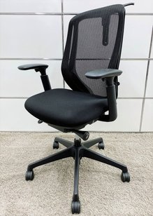 オカムラ製　シルフィーシリーズ　人気のブラックカラー　稼働肘タイプ　ハイバック仕様　コートハンガー付き