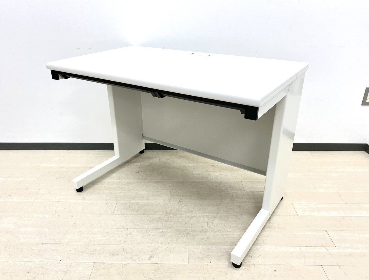 定番オフィスデスクがロット入荷！状態良好！プラス/フラットライン/ホワイト/1200サイズ
                        フラットライン 
                                    中古
            