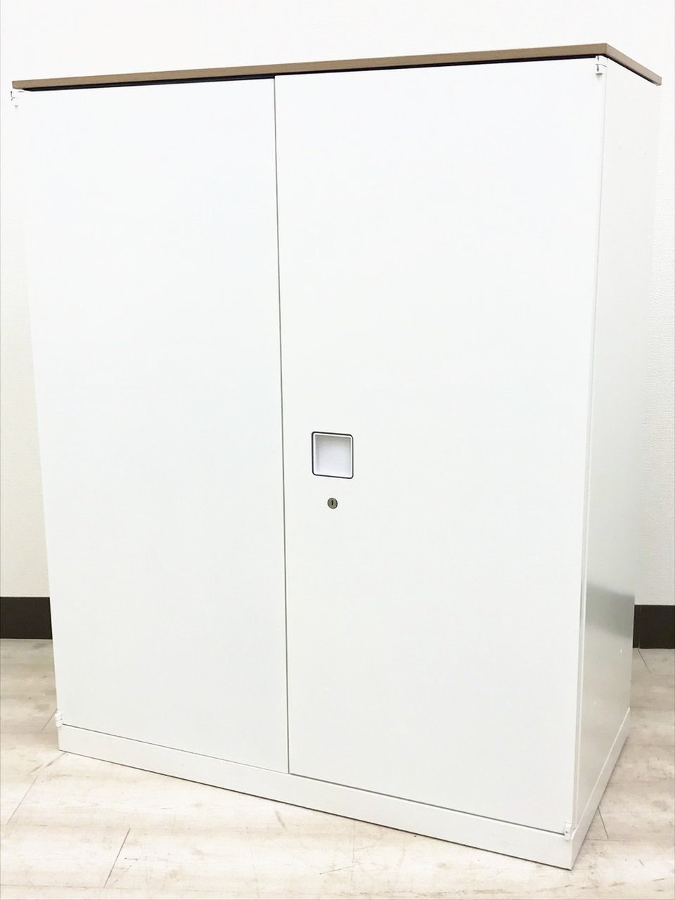 【定価約9万円！！マルチアクセスハンドルで開閉がラクラクです！！ホワイトカラー両開き書庫！！オシャレな天板付き！！】■オカムラ■レクトライン
                        レクトライン 
                                    中古
            