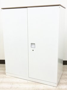 【定価約9万円！！マルチアクセスハンドルで開閉がラクラクです！！ホワイトカラー両開き書庫！！オシャレな天板付き！！】■オカムラ■レクトライン