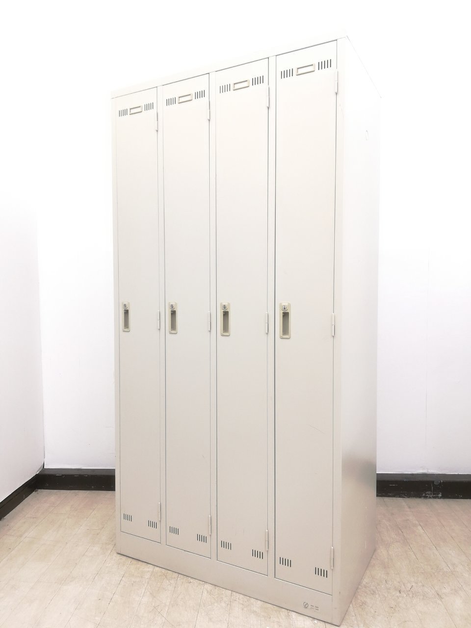 【定価約7万円！！ニューグレーカラー！！増員や拠点開設にもおすすめ！！4人用ロッカーの入荷です！！】■生興■SLK
                        SLK 
                                    中古
            