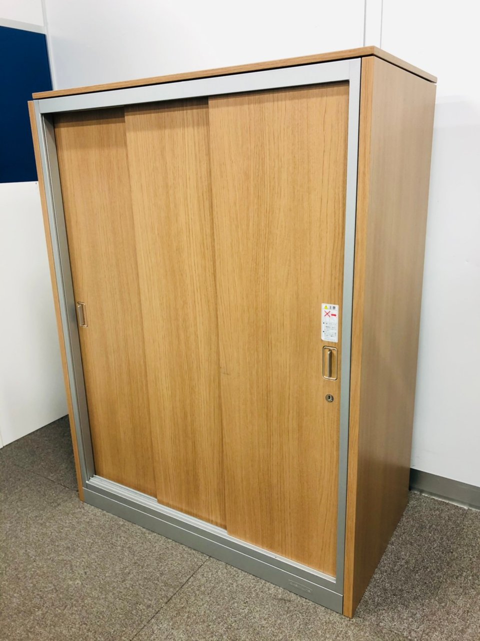 【高級感のあるカラー】オカムラ製　レクトライン　3枚引き戸書庫【ブラウン☓シルバー】
                        レクトライン 
                                    中古
            