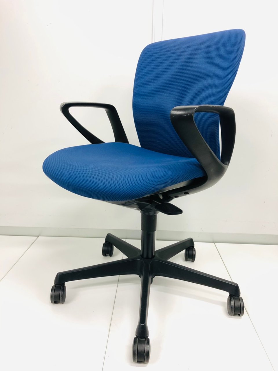 【コンパクトな多機能チェア！】オカムラ製　スラート　肘付きチェア【長時間の作業にもお勧め！】
                        スラート 
                                    中古
            