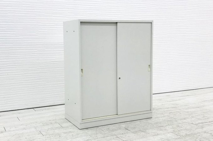 ロット入荷！！おすすめ品！！【定価約5万円！！人気のホワイトカラー引き違い書庫の入荷です！！大量収納！！棚板調整も可能！！】