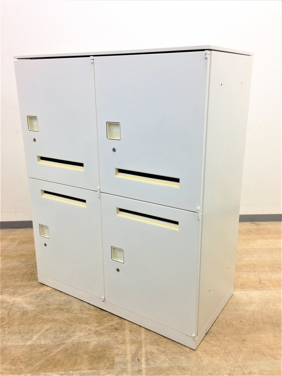 【定価約11万円！！2014年製！！4人用パーソナルロッカーの入荷です！！明るくオシャレな人気ホワイトカラー！！】■オカムラ■レクトライン
                        レクトライン 
                                    中古
            