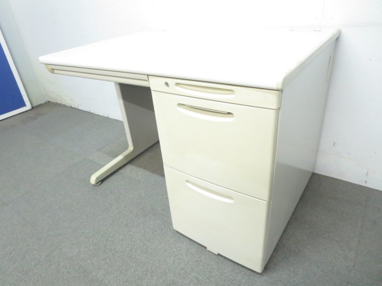 【Aランク】【状態良好品！】
中古市場で出回りが非常に多い定番シリーズ！ 
3段引き出し付きで収納力も抜群です！ 
                        SDデスクシステム 
                                    中古
            