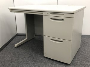 【Aランク】【状態良好品！】
 小スペースにオススメのコンパクトサイズオフィスデスク！ 
3段引き出し付きで収納力も抜群です！ 