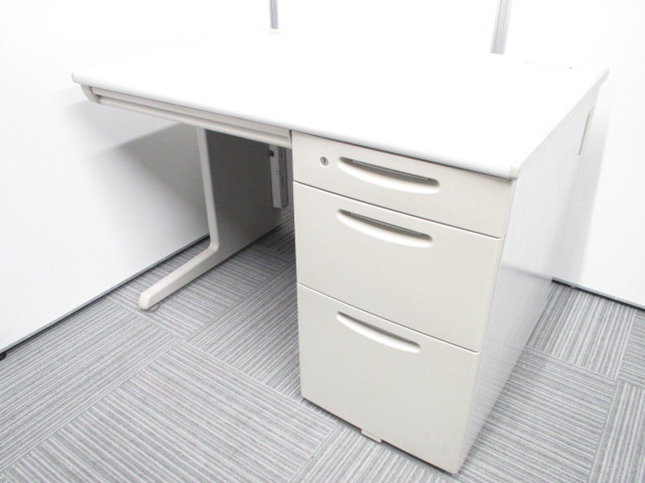 【Aランク】美品です！
引出3段で使い勝手便利な片袖机！
※上段引出90mmスタンダード
                        SDデスクシステム 
                                    中古
            