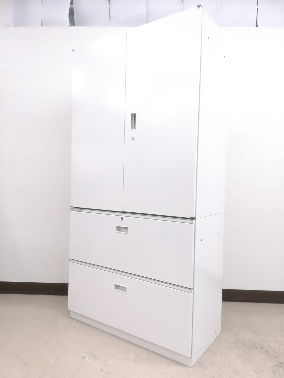 【状態良好】【鍵付き】ほど良い高さ約1738ｍｍ下段：2段上段：両開き上下書庫◆イトーキ製

                        シンライン 
                                    中古
            