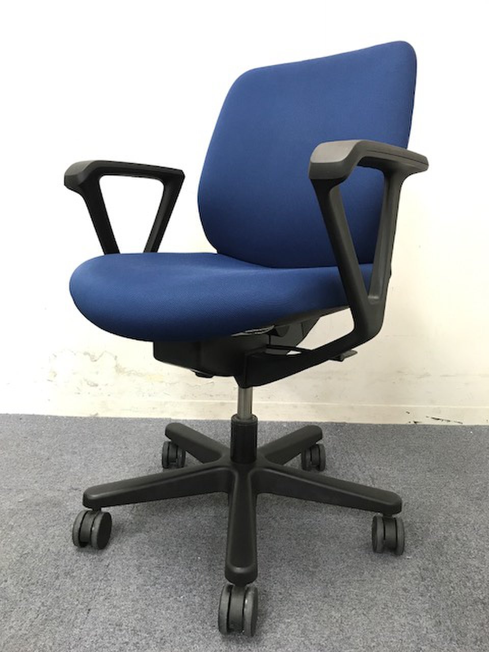 【定番】イトーキ　トルテ　ネイビーブルー　ローバック　肘付　オフィス　リモートワーク　在宅　
                        トルテ 
                                    中古
            