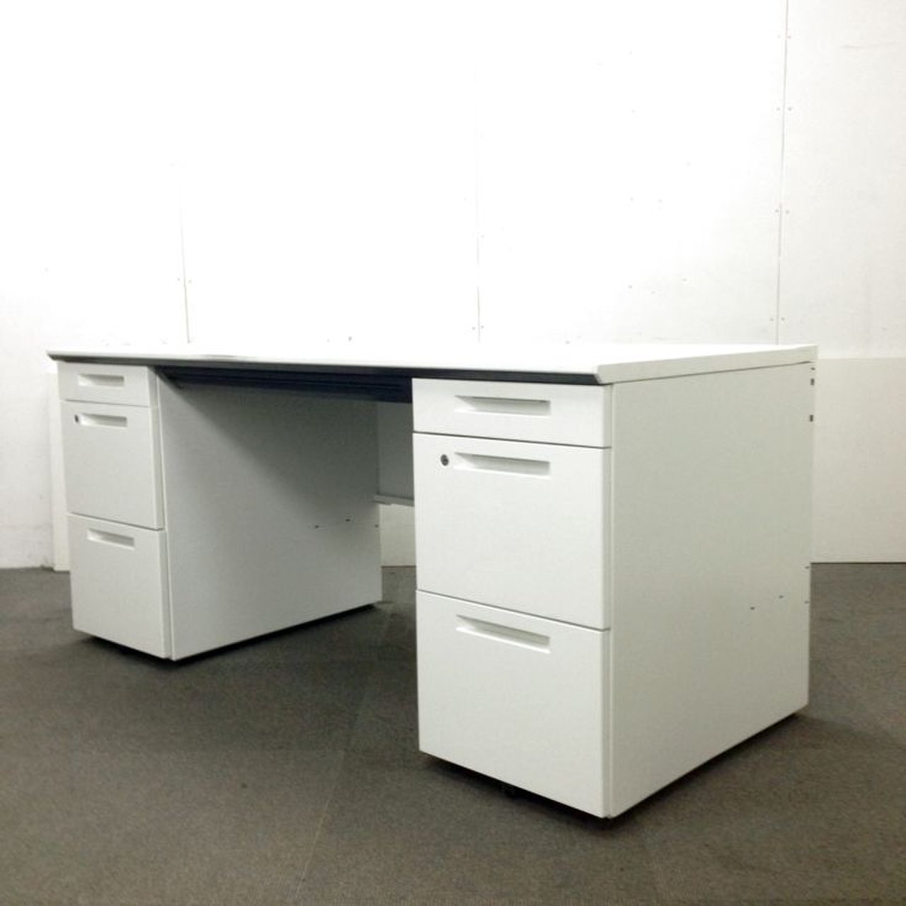 【ロット入荷！！】真っ白なホワイトデスクの両袖机！！【コクヨ製】
                        アイエス 
                                    中古
            