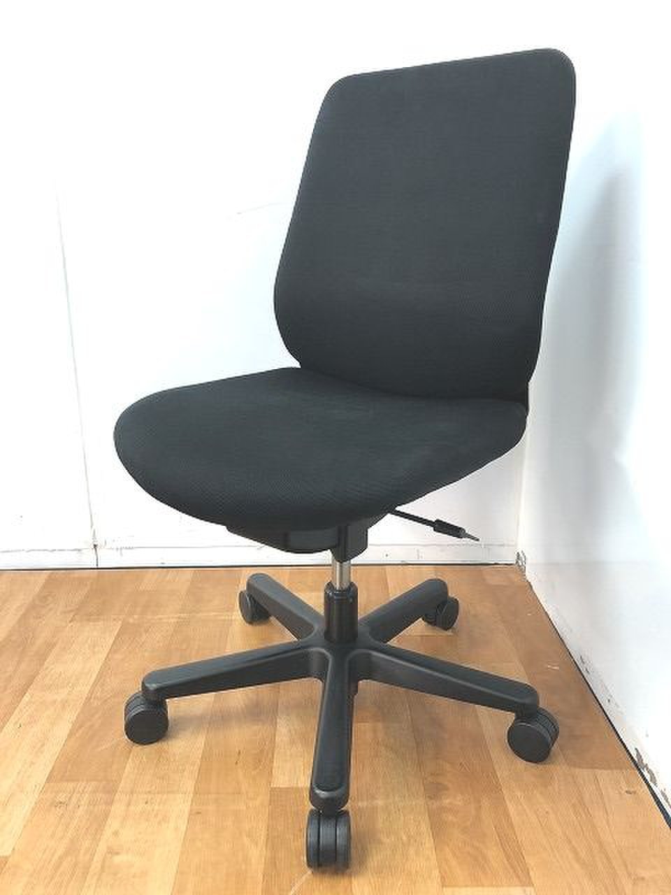 【定価約4万円！！オフィスにゆとりをもたらすシンプル＆スペースレスOAチェア！！】イトーキ/トルテ
                        トルテ 
                                    中古
            