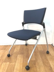 【定価約4万円！！フィットする座り心地で長時間の打ち合わせの疲れを軽減してくれるネスティングチェア】イトーキ製/マノス