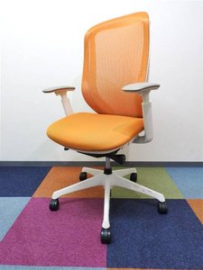 【オカムラ製シルフィーチェア】　メッシュ　オレンジ色　ホワイトシェル　おすすめ　可動肘　在宅ワーク　ハイバック　高級チェア【オフィスチェア店】