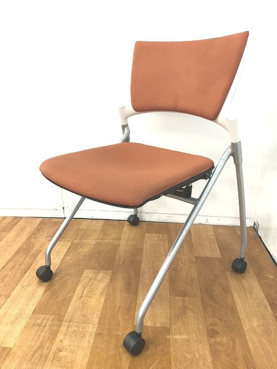 【定価約4万円！！ホワイト×オレンジカラーに美しいデザインと快適な座り心地】イトーキ製/マノス
                        マノス 
                                    中古
            