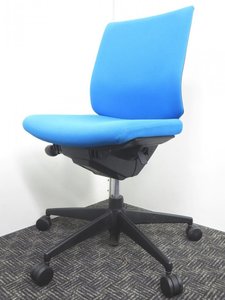 【定番チェア、入荷致しました！】まるで魔法にかけられたような座り心地…？人気のミドルクラスチェアです！