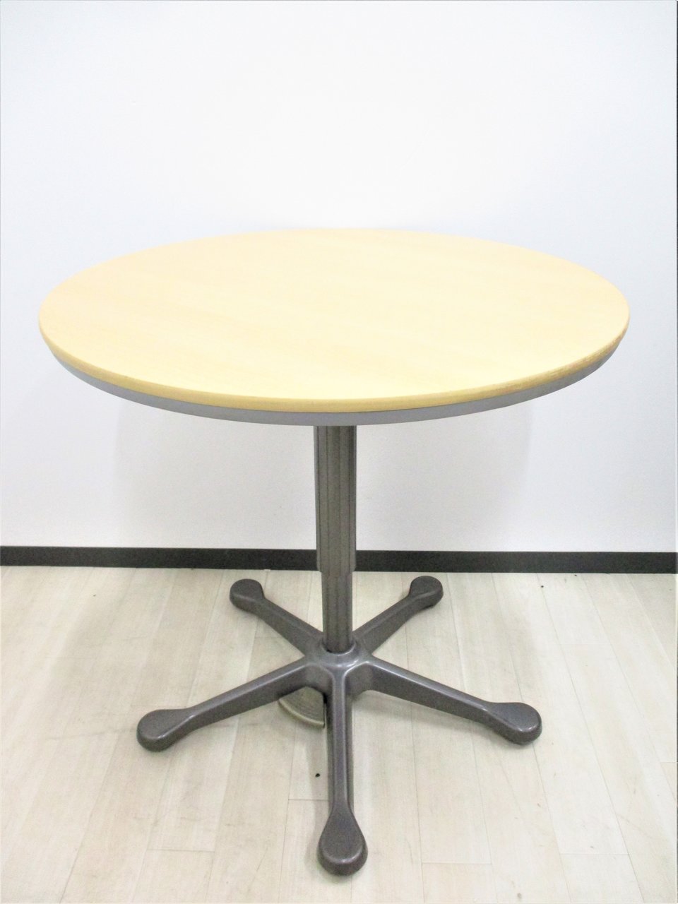 【珍しい上下昇降する丸テーブル！】
オカムラ/天板木目調
【足で昇降出来ます！】
                        その他シリーズ
                                    中古
            