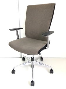 【上質な座り心地】
コクヨ/プントチェア/チャコールグレー
【倉庫や各店に続々入荷中！数が揃います！】