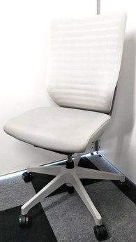 【明るいライトグレー】高性能なメッシュチェア入荷！