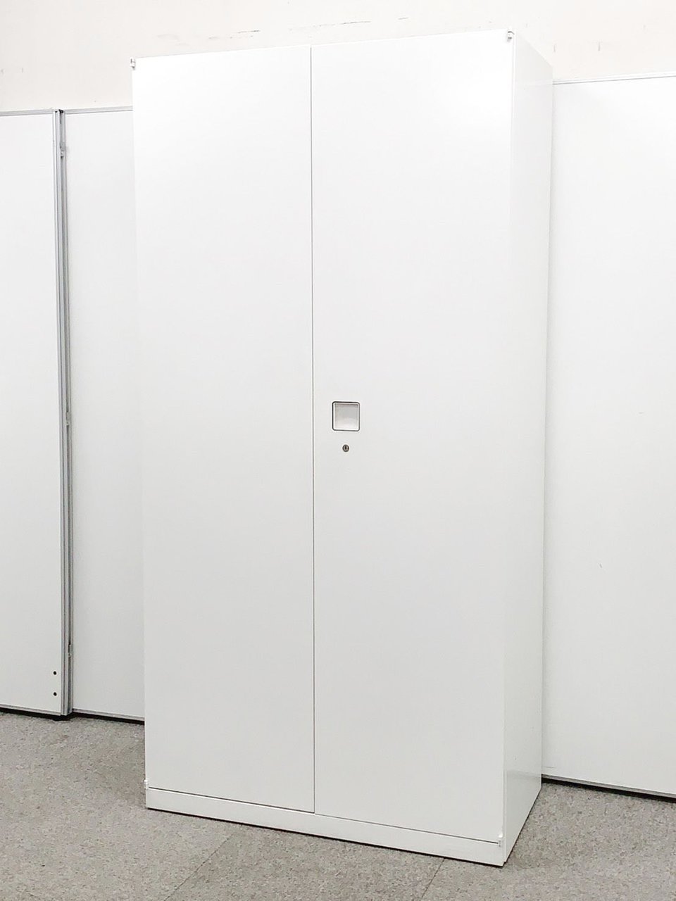 【収納力のあるワードローブで衣類をしまいましょう】
オカムラ/レクトライン/ホワイト
【4方向から開けられる便利な取っ手】
                        レクトライン 
                                    中古
            