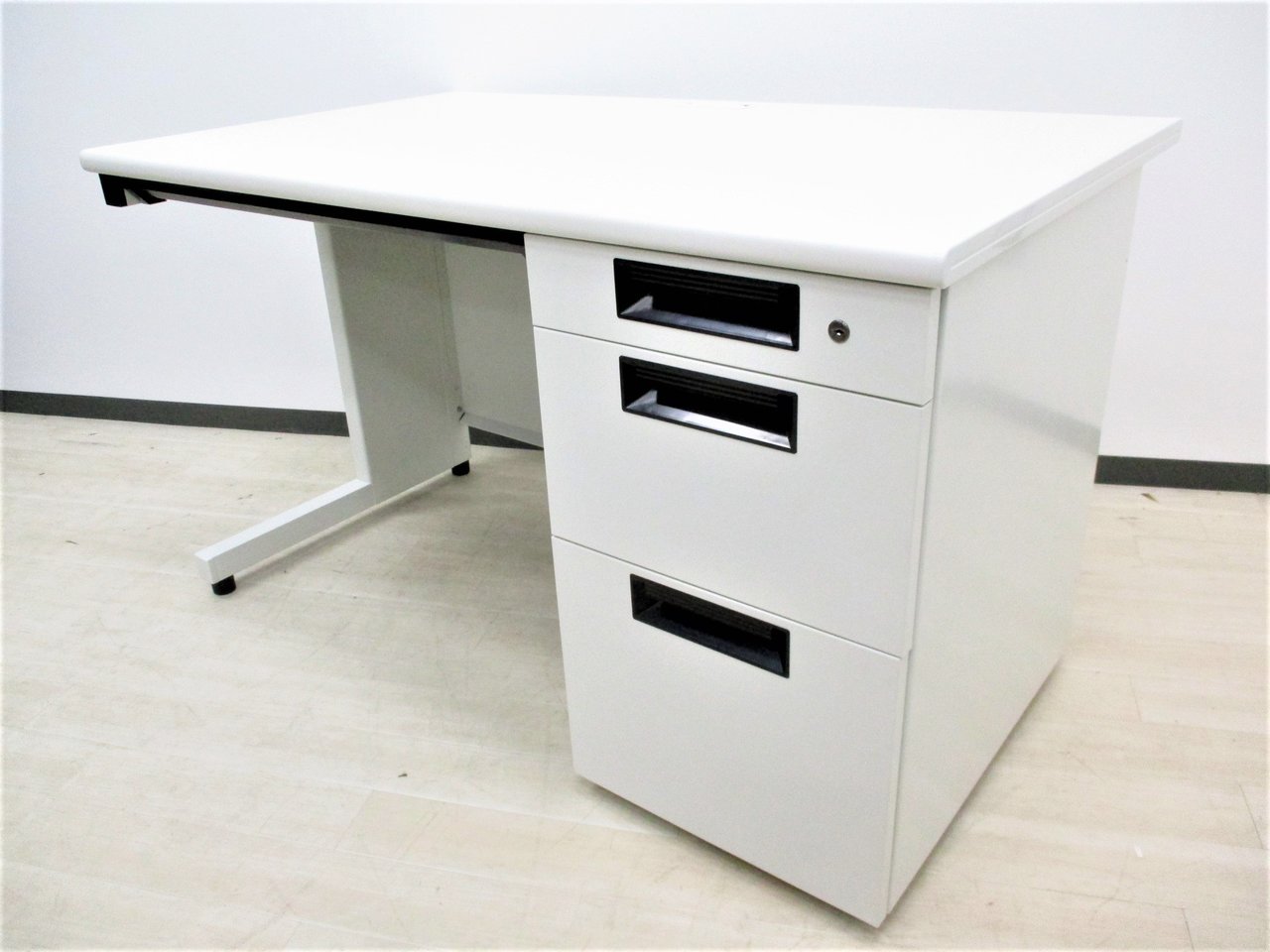 使いやすい1200サイズ！オフィスに映えるホワイトカラー！
                        フラットライン 
                                    中古
            