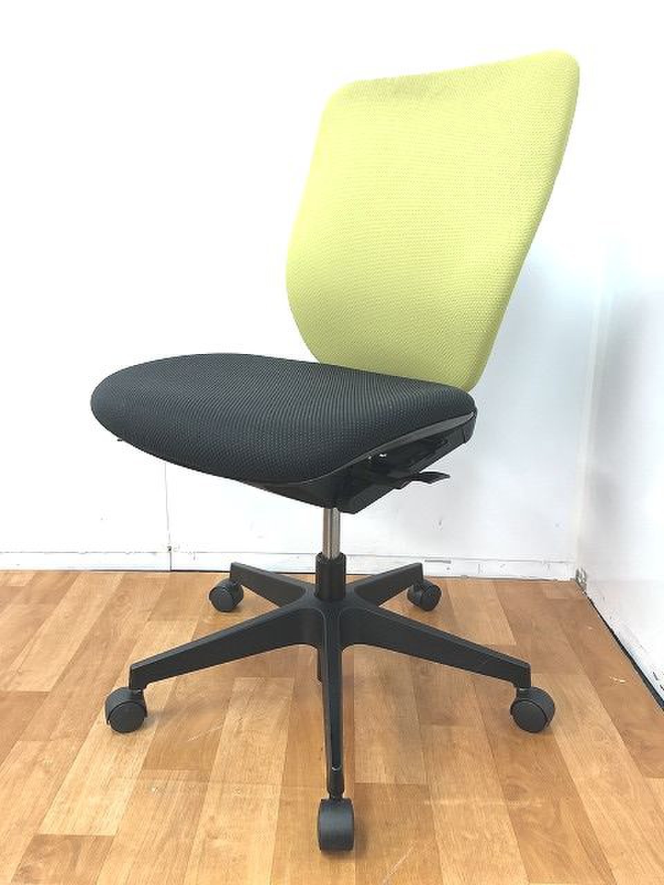 【定価約6万円！！癒し系のグリーンカラーのOAチェアの入荷です】イトーキ/プラオ
                        プラオ 
                                    中古
            