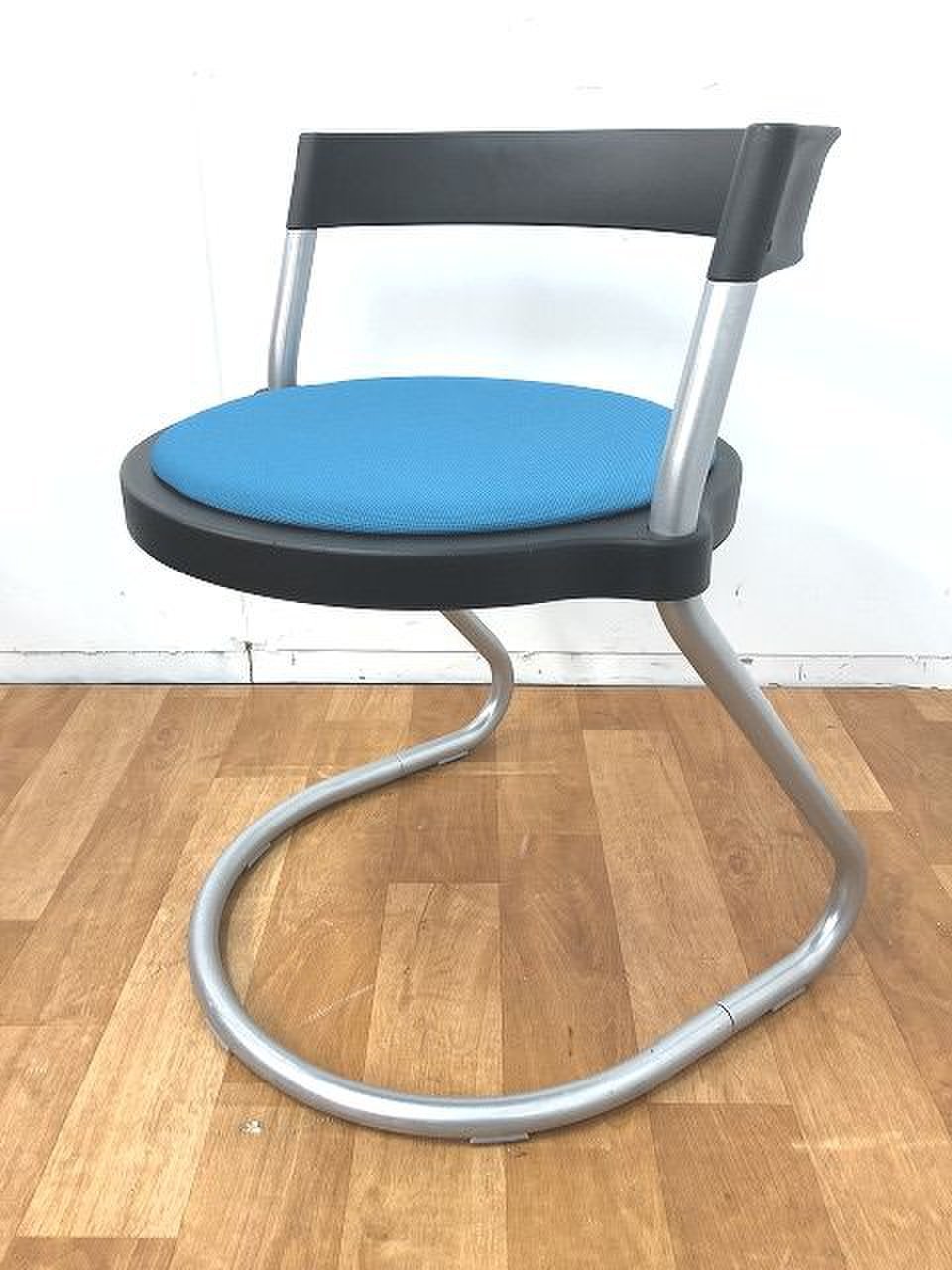 【定価約3万円！！2018年製！！ライトブルーカラーのオシャレ丸椅子の入荷です】イトーキ/ピッキオ(picchio)
                        ピッキオ 
                                    中古
            