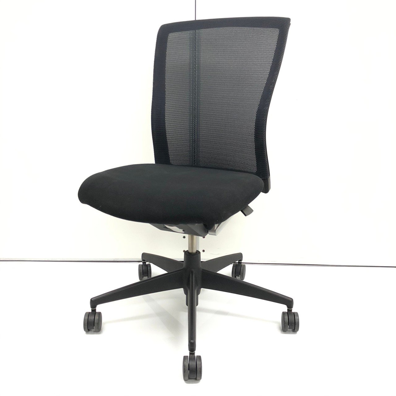 【シンプルチェアで背面メッシュ！】オフィスに馴染みやすいチェア【日本橋店お勧め】
                        エトス 
                                    中古
            