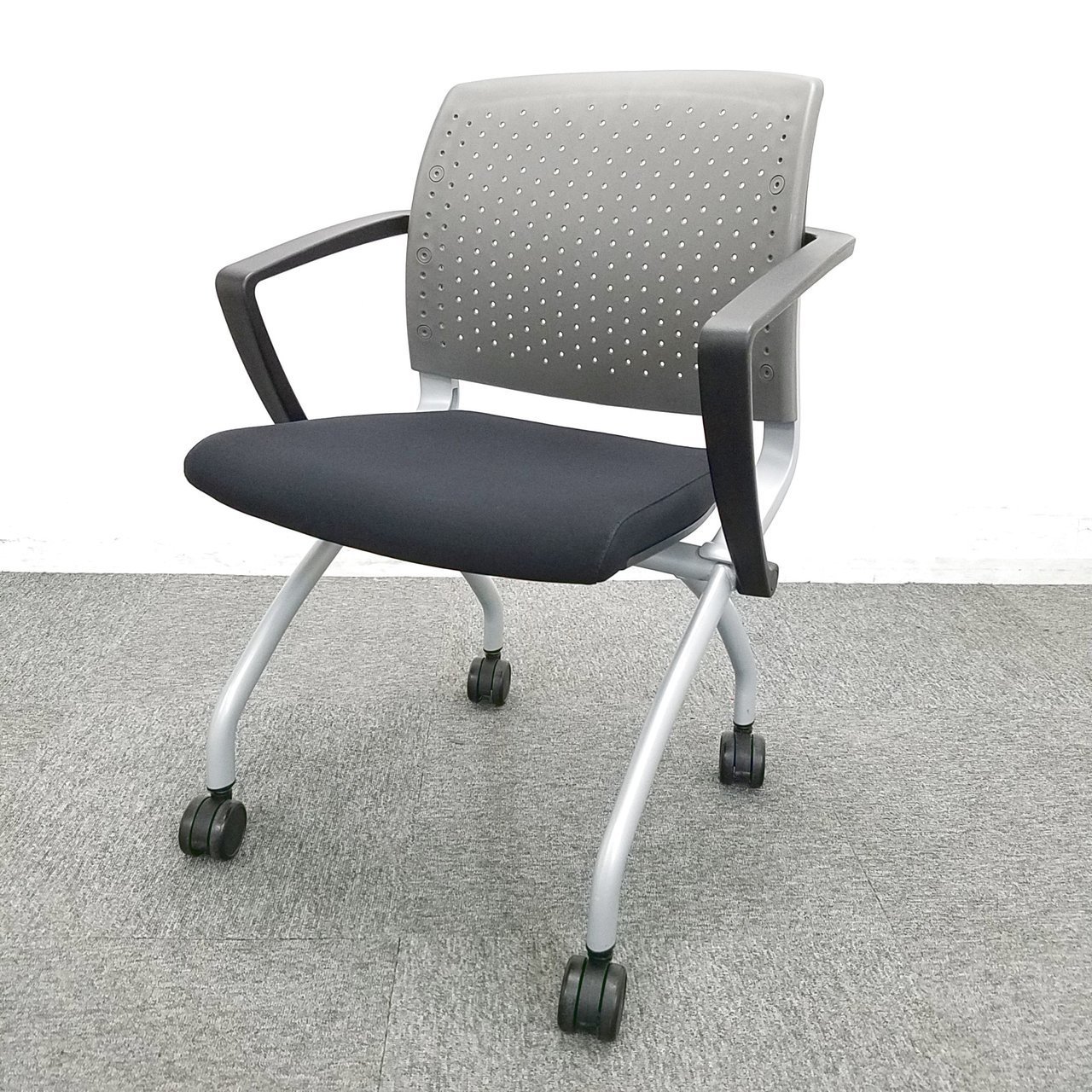 【定価約5万円！！長時間の会議も快適！！ネスティングチェアの入荷です！！】■ファシス■FUSYS■VIM
                        ヴィアイエム チェア 
                                    中古
            