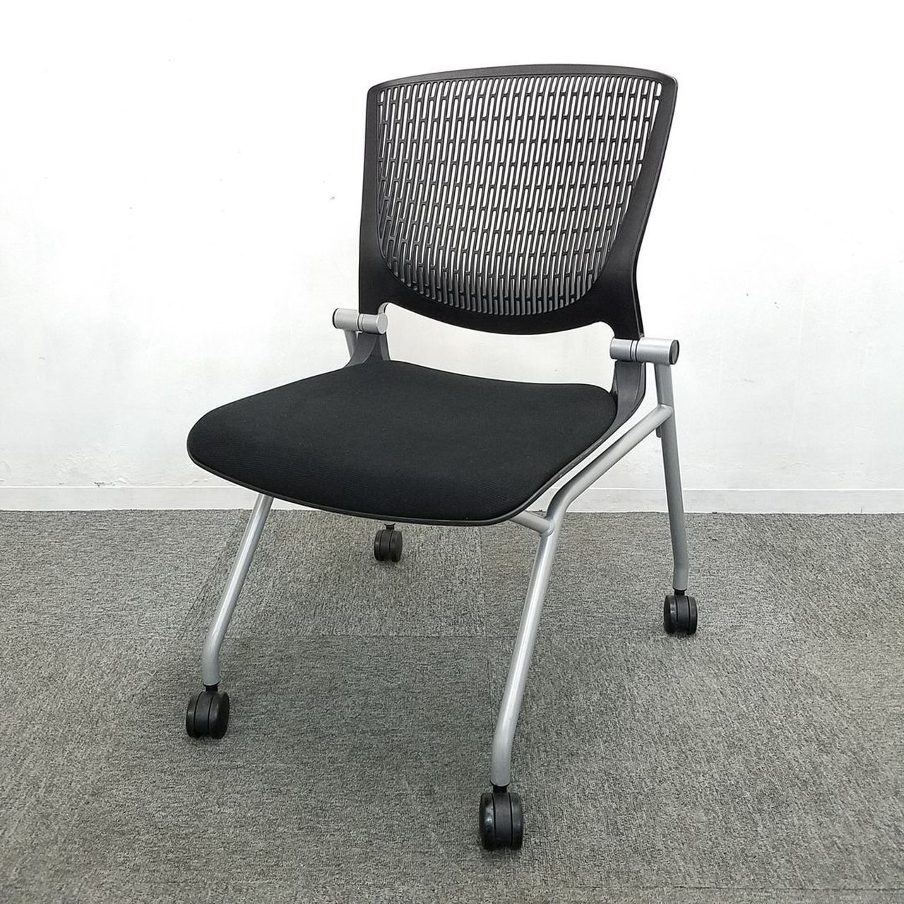 【再入荷】ネスティングチェア　オカムラ　okamura　グラータ　Ｇｒａｔａ　ブラック　収納　会議　ミーティング　研修
                        グラータ 
                                    中古
            