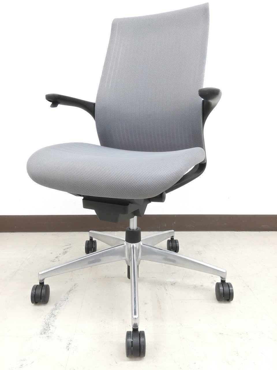 【即納可能！】コクヨ製M4｜ワンタッチ操作で快適オフィスライフ｜グレー【中古家具】【新大阪】【北摂】【淀川区】【北区】
                        エムフォー（アルミ脚） 
                                    中古
            