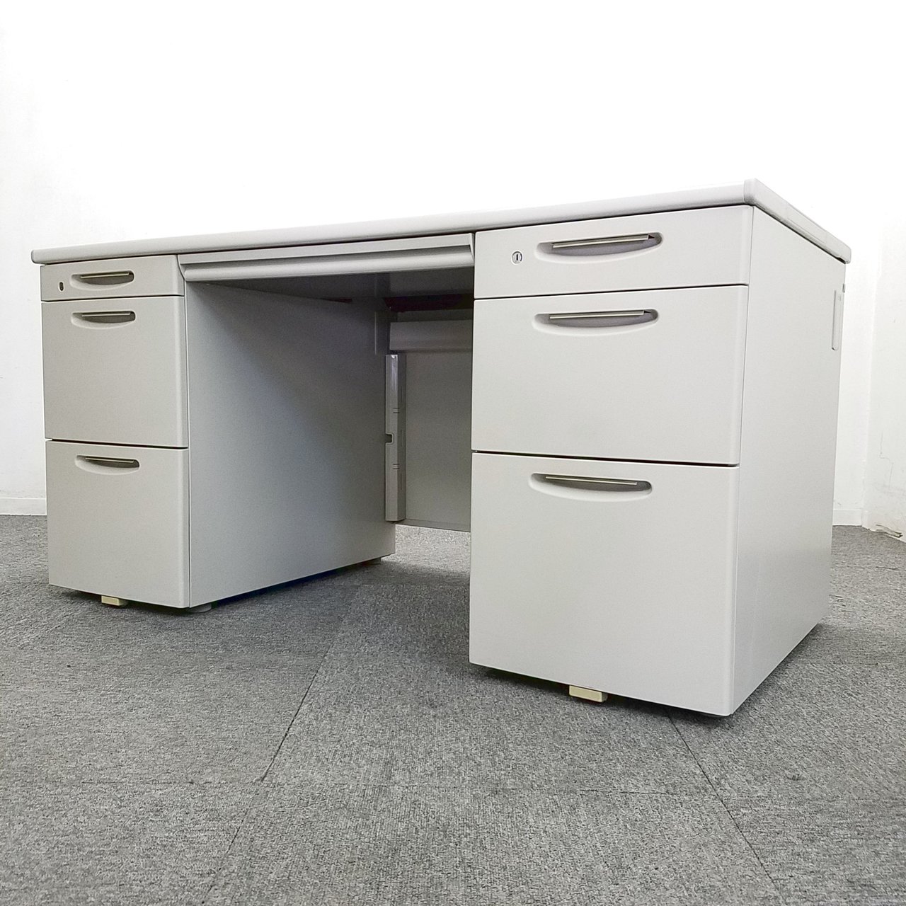 【1台入荷】オカムラ製　SD-eシリーズ｜大人気の両袖机が入荷致しました！作業スペースバッチリです！中古　両袖　人気
                        SD-E 
                                    中古
            