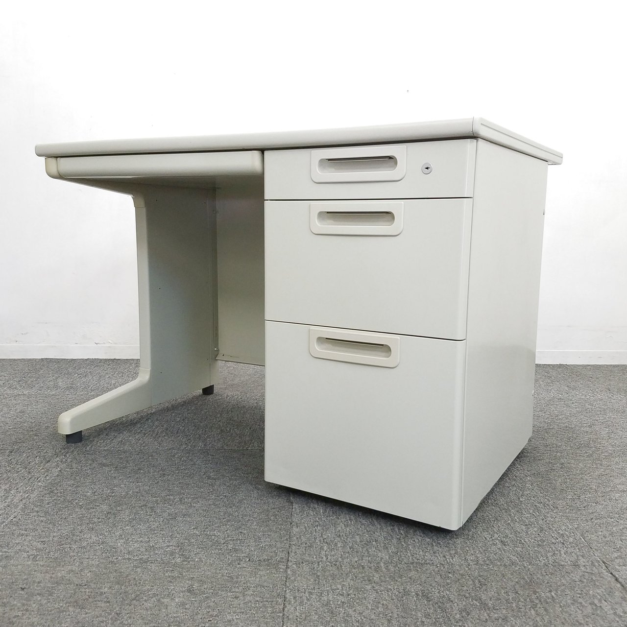 【4台入荷】プラス製｜コンパクトなW1000デスクが入荷いたしました☆　中古家具　リサイクル
                        LA
                                    中古
            