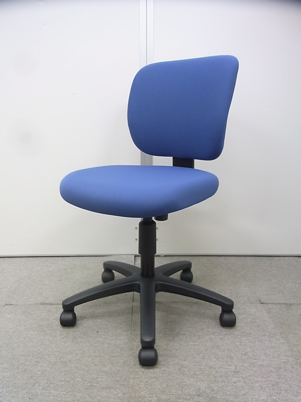 【ローコストチェア入荷！】コクヨ製　イーザ　肘無しチェア【シンプルデザイン】【省スペース】
                        イーザ 
                                    中古
            