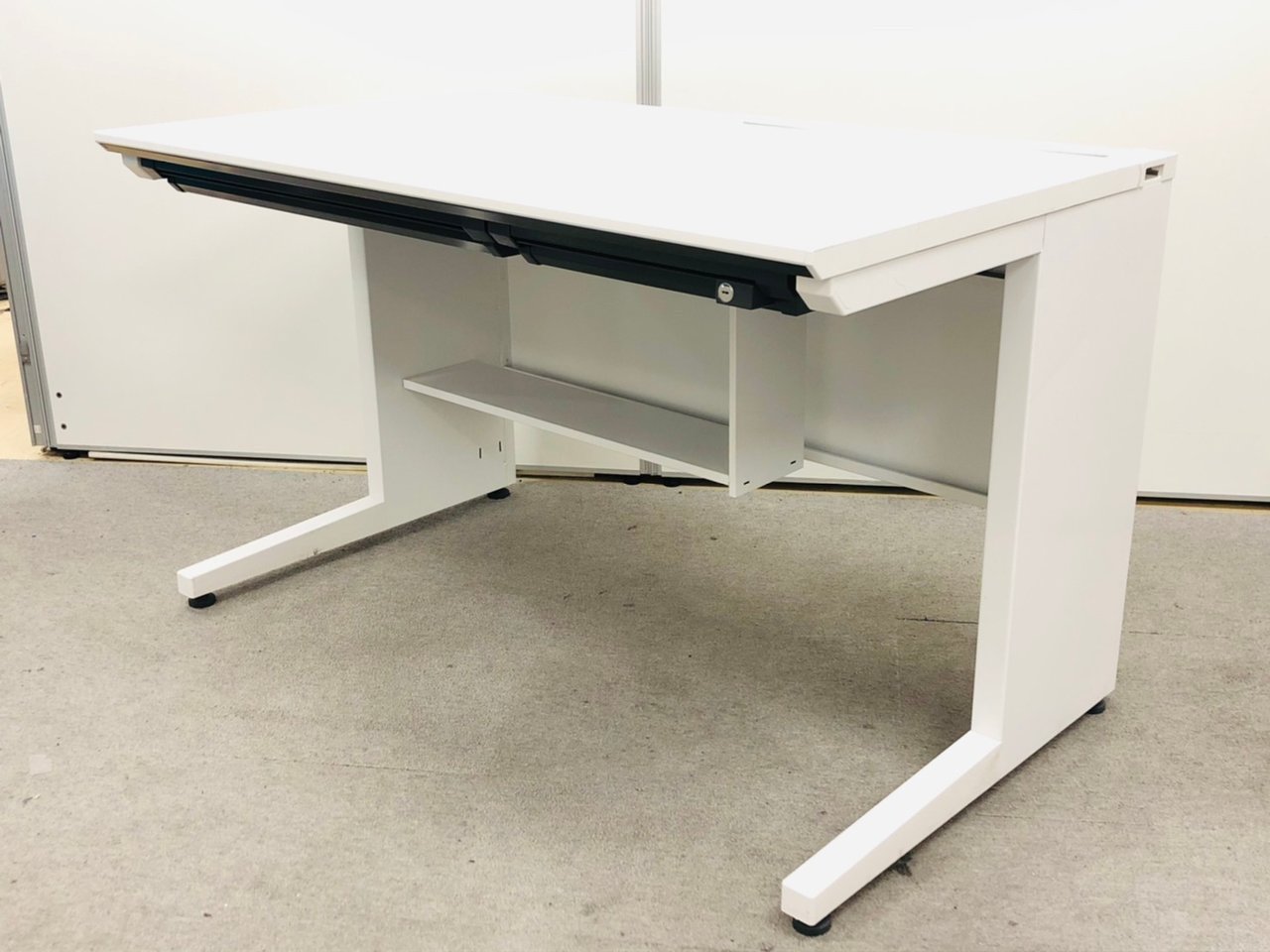 【定番サイズ！幅1200mm】コクヨ製　is 　平机【足元に荷物をおける棚付き】【ホワイトデスク】
                        アイエス 
                                    中古
            