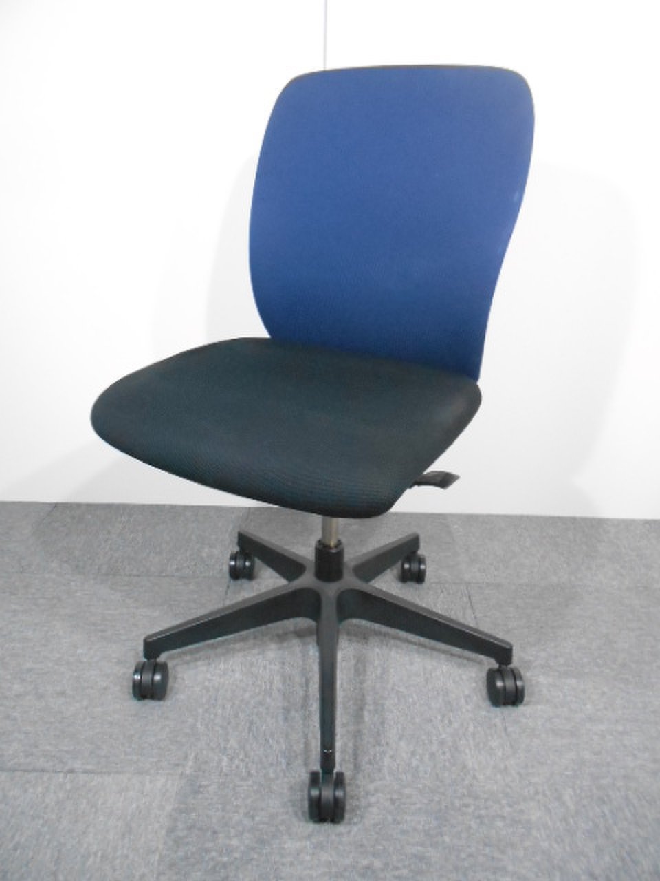 【定番商品】イトーキ製　フルゴチェア　ブルー×ブラックカラー　肘なしローバック【在庫16点】【国内メーカー】
                        フルゴ 
                                    中古
            