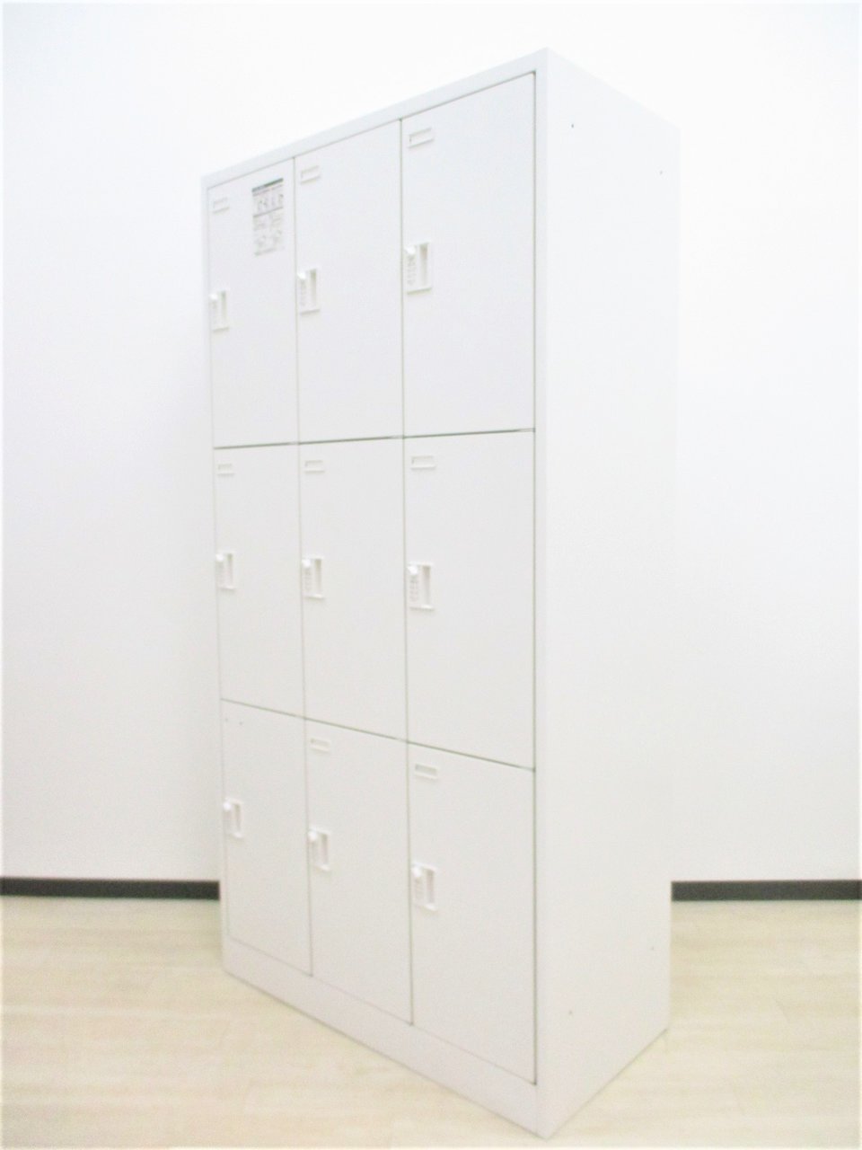 【中古希少品　定価約19万！】【最大15台集まります】仕切り無し　ダイヤル錠9人用ロッカー！[ホワイト]
                        FZ-W 
                                    中古
            