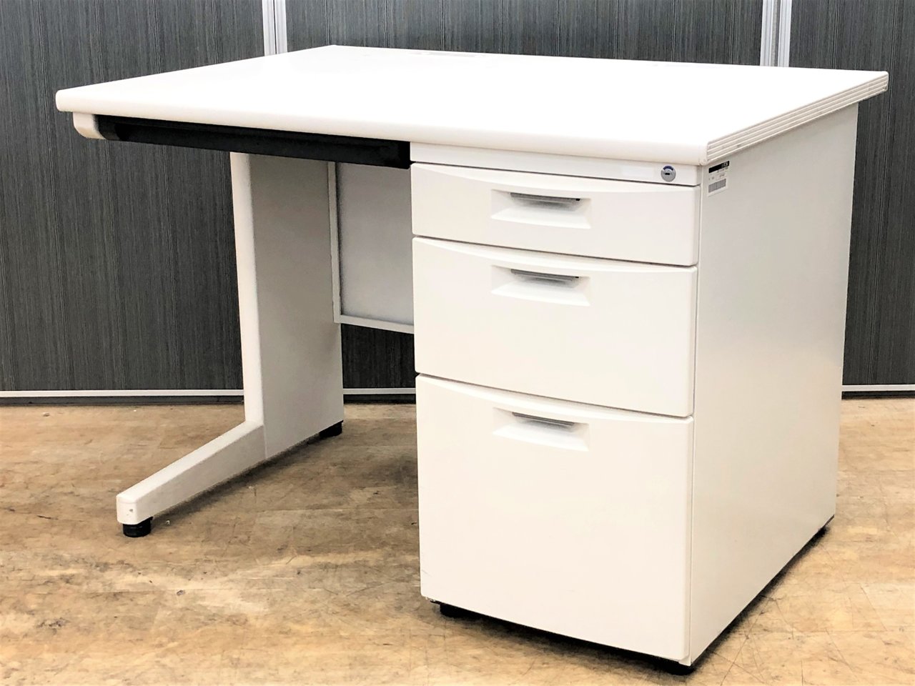 【4台入荷】スタンダードなオフィスデスク！人気のホワイト【中古】【オフィス家具】【東京】【大阪】【愛知】【岐阜】【長野】【滋賀】
                        CZ 
                                    中古
            